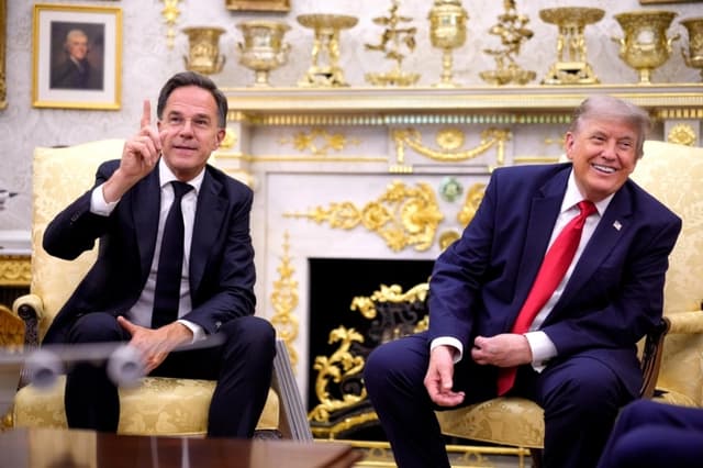 El secretario general de la OTAN, Mark Rutte (izquierda), habla durante una reunión con el presidente de EE. UU., Donald Trump (derecha), en el Despacho Oval de la Casa Blanca el 24 de junio de 2026. (Andrew Harnik/Getty Images)