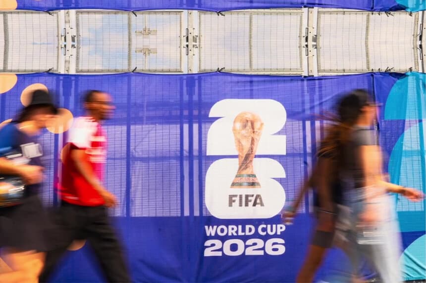Aficionados al fútbol se reúnen en el MetLife Stadium en East Rutherford, Nueva Jersey, el 30 de junio de 2026. (Samira Bouaou/The Epoch Times).