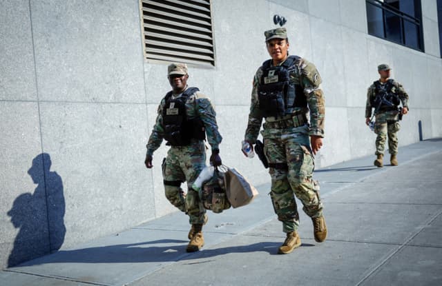 Soldados del Ejército de los EE. UU. patrullan alrededor del Madison Square Garden en Nueva York el 1 de julio de 2026. (Kena Betancur / AFP vía Getty Images)