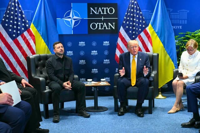 El presidente ucraniano Volodímir Zelenski (izquierda) se reúne con el presidente estadounidense Donald Trump al margen de la Cumbre de la OTAN en el complejo presidencial Bestepe en Ankara, Turquía, el 8 de julio de 2026. (Saul Loeb/AFP vía Getty Images).