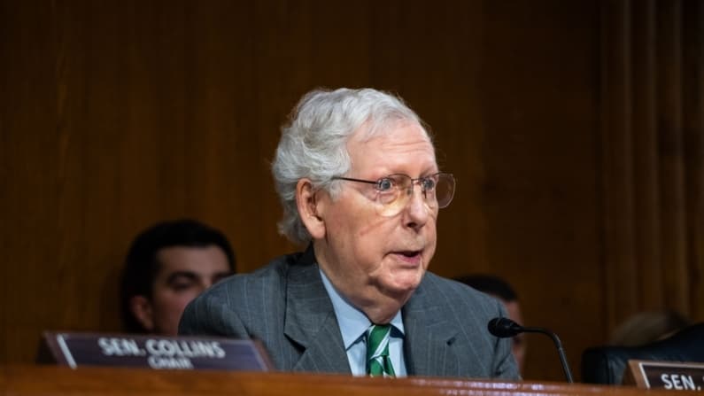 Gobernador de Kentucky solicita información actualizada sobre el estado de salud del senador McConnell