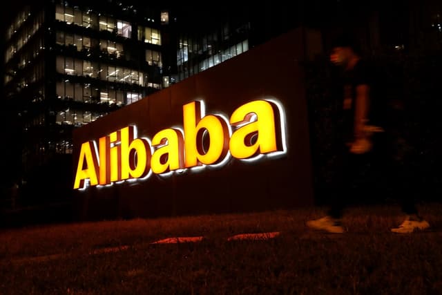 Se observa el logotipo del Grupo Alibaba en su edificio de oficinas de Beijing el 9 de agosto de 2021. (Tingshu Wang/Reuters)