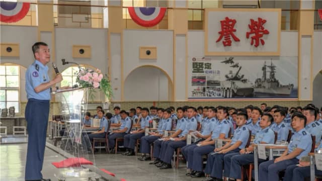 Taiwán restaura formación "anticomunista" para nuevos oficiales ante amenazas chinas