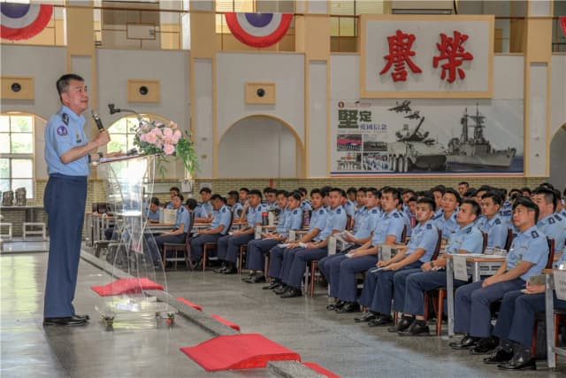El comandante de la Fuerza Aérea de Taiwán, general Cheng Jung-feng, se dirigió a los graduados durante un seminario de “educación patriótica anticomunista” en julio. (Cortesía de la Fuerza Aérea de la República de China).