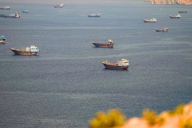 Embarcaciones en el estrecho de Ormuz, vistas desde Musandam, Omán, el 18 de junio de 2026. (Stringer).