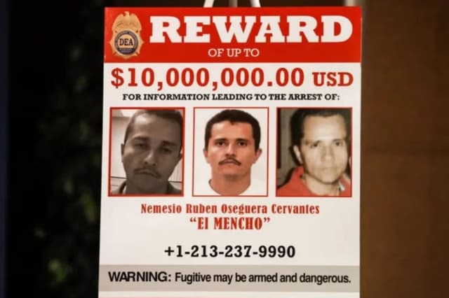 Un cartel muestra el aviso de recompensa de 10 millones de dólares por el capo del Cártel de Jalisco Nueva Generación (CJNG), Nemesio Oseguera Cervantes, también conocido como "El Mencho", en el Departamento de Justicia en Washington, el 11 de marzo de 2020. (Charlotte Cuthbertson/The Epoch Times)