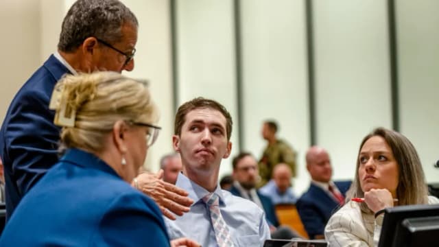 Juez del caso Charlie Kirk prohíbe video del compañero de cuarto del acusado