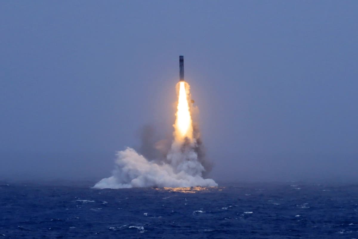 En esta foto difundida por la agencia de noticias Xinhua, un misil balístico de largo alcance sale disparado del mar durante una prueba lanzada desde un submarino chino de propulsión nuclear en el Pacífico Sur el 6 de julio de 2026. (Li Xiangchao/Xinhua vía AP)