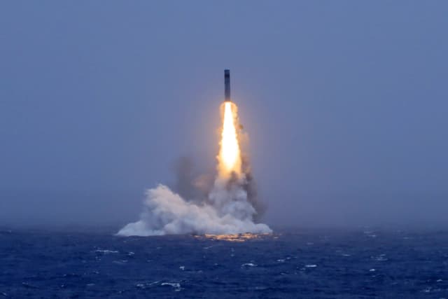 En esta foto difundida por la agencia de noticias Xinhua, un misil balístico de largo alcance sale disparado del mar durante una prueba lanzada desde un submarino chino de propulsión nuclear en el Pacífico Sur el 6 de julio de 2026. (Li Xiangchao/Xinhua vía AP)