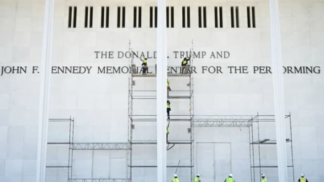 Corte rechaza solicitud de Trump de restablecer su nombre en el Kennedy Center