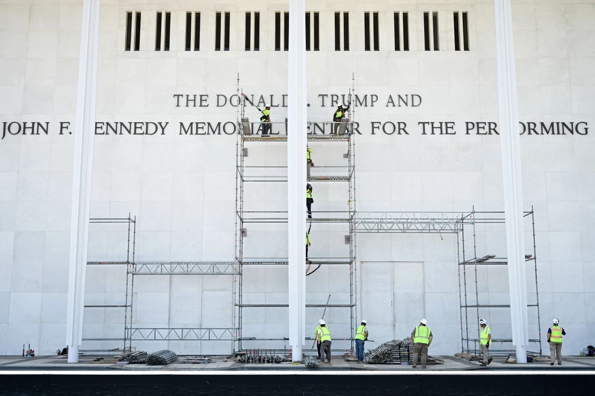 Trabajadores se encuentran en andamios cerca del letrero del Centro Conmemorativo Donald J. Trump y John F. Kennedy para las Artes Escénicas, mientras continúan los esfuerzos para eliminar el nombre del presidente Donald Trump del recinto en Washington el 12 de junio de 2026. (Alex Wroblewski/AFP vía Getty Images)