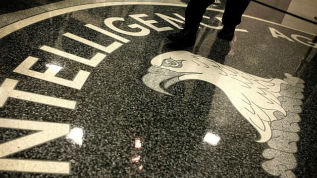Detienen a 113 espías extranjeros activos: Director del FBI