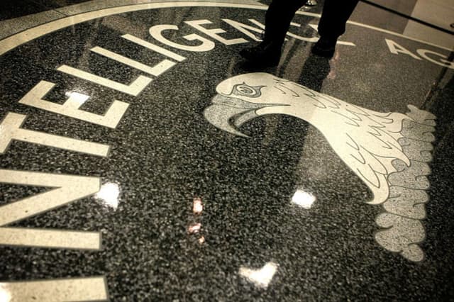 Un hombre camina sobre el escudo de la Agencia Central de Inteligencia en el vestíbulo del Edificio de la Sede Original de la CIA, el 19 de febrero de 2009 en McLean, Virginia. (Alex Wong/Getty Images).