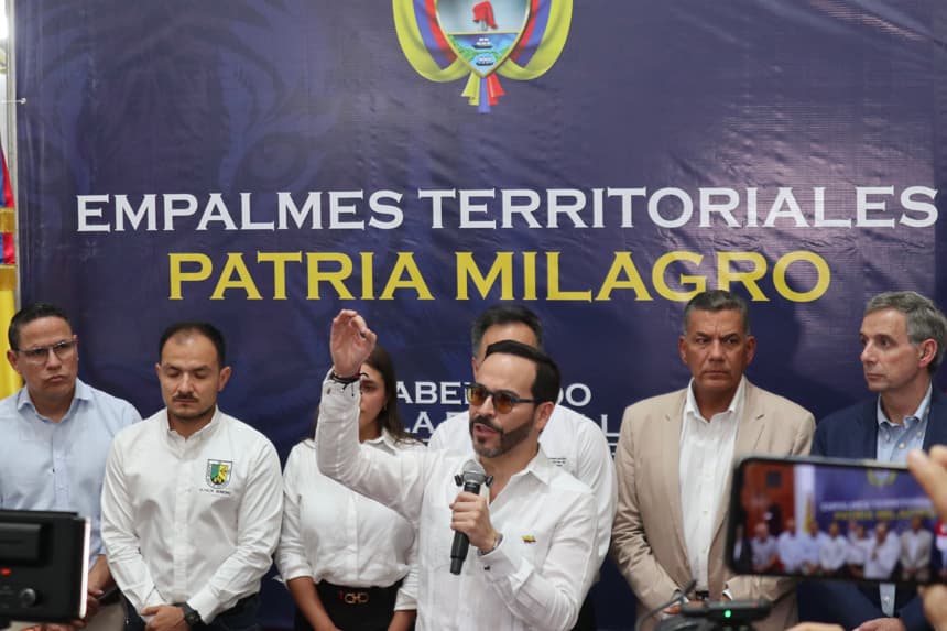 El presidente electo de Colombia, Abelardo de la Espriella (c), habla durante una reunión con integrantes de su gabinete de gobierno y autoridades locales este miércoles, donde prometió descentralizar el poder en un contexto marcado por fricciones con el gobierno saliente, en Cúcuta, Colombia. (EFE/ Mario Caicedo)