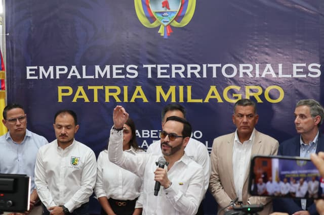 El presidente electo de Colombia, Abelardo de la Espriella (c), habla durante una reunión con integrantes de su gabinete de gobierno y autoridades locales este miércoles, donde prometió descentralizar el poder en un contexto marcado por fricciones con el gobierno saliente, en Cúcuta, Colombia. (EFE/ Mario Caicedo)