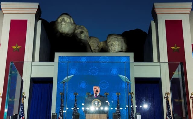 El presidente de Estados Unidos, Donald Trump, pronuncia un discurso durante la celebración del 250.º aniversario de la independencia de Estados Unidos, en el Monte Rushmore, en Keystone, Dakota del Sur, el 3 de julio de 2026. (Kylie Cooper/Reuters)