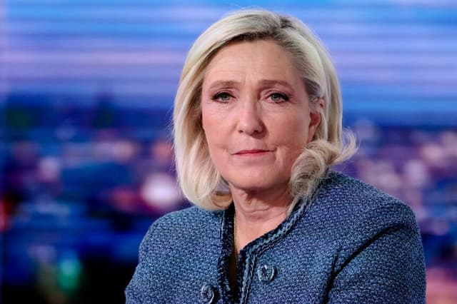La presidenta del grupo parlamentario del Rassemblement National (RN), Marine Le Pen, posa antes de una entrevista en el telediario de la noche del canal de televisión francés TF1, en Boulogne-Billancourt, a las afueras de París, el 31 de marzo de 2025. (Thomas Samson/Pool/AFP vía Getty Images).