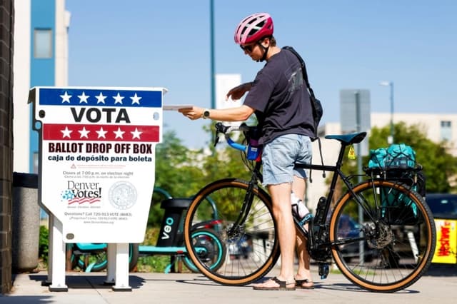 Un votante deposita su boleta en una urna durante las elecciones primarias de Colorado, celebradas en Denver el 30 de junio de 2026. (Michael Ciaglo/Getty Images)