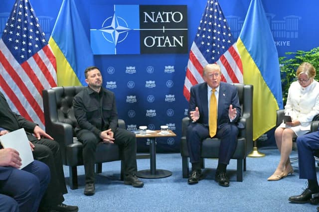 El presidente ucraniano Volodímir Zelenski (izquierda) se reúne con el presidente estadounidense Donald Trump en el marco de la Cumbre de la OTAN en el Complejo Presidencial de Bestepe en Ankara, el 8 de julio de 2026. (Saul Loeb/AFP vía Getty Images).