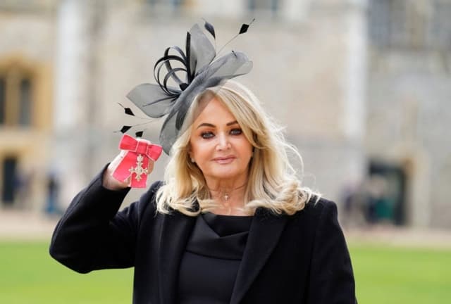 Bonnie Tyler tras ser nombrada Miembro de la Orden del Imperio Británico por el Príncipe de Gales durante una ceremonia de investidura celebrada en el Castillo de Windsor, en Inglaterra, el 1 de febrero de 2023. (Andrew Matthews/Getty Images)