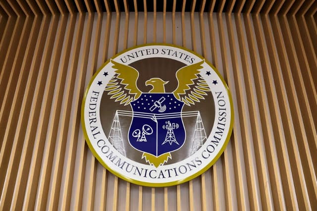 El sello de la Comisión Federal de Comunicaciones (FCC) en la sala de reuniones de la Comisión durante una reunión en la sede de la FCC en Washington el 18 de febrero de 2026. (Kevin Dietsch/Getty Images).