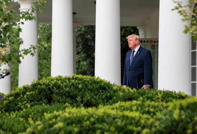 El presidente de EE. UU., Donald Trump, se encuentra en la columnata de la Casa Blanca en Washington el 6 de julio de 2026. (Anna Moneymaker/Getty Images)