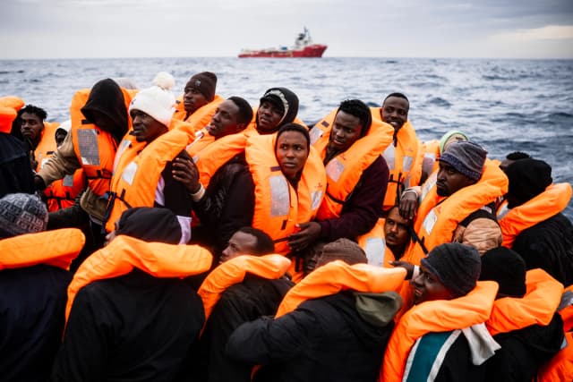 Migrantes a bordo de una lancha neumática esperan ser rescatados por el buque de rescate Ocean Viking frente a las costas de Libia, el 16 de enero de 2026. (Sameer Al-Doumy/AFP vía Getty Images).
