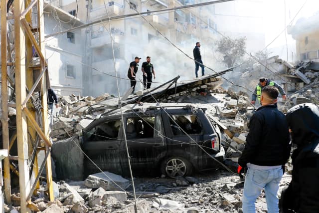 Personal de primeros auxilios llega al lugar del ataque aéreo israelí que tuvo como objetivo la ciudad costera de Tiro, en el sur del Líbano, el 24 de marzo de 2026. (Kawnat Haju/AFP vía Getty Images).