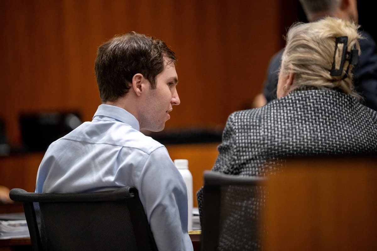 Tyler Robinson habla con su abogada, Kathryn Nester, durante una audiencia en el caso de Robinson, acusado del homicidio del comentarista conservador Charlie Kirk, en el Tribunal del 4.º Distrito en Provo, Utah, el 17 de abril de 2026. (Trent Nelson/Pool vía Reuters)