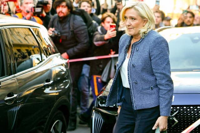 Marine Le Pen, presidenta del grupo parlamentario del partido francés de extrema derecha Rassemblement National (RN), abandona la sede de dicho partido, tras ser condenada por un tribunal francés a cinco años de inhabilitación para ejercer cargos públicos y a una pena de prisión en un juicio por malversación de fondos públicos europeos, en París, el 31 de marzo de 2025. Marine Le Pen recurrirá su condena por malversación de fondos públicos, según declaró su abogado el 31 de marzo de 2025, después de que un tribunal le impusiera una inhabilitación de cinco años para ejercer cargos públicos. Le Pen fue condenada a una inhabilitación de cinco años para ejercer cargos públicos con efecto inmediato, lo que pone en duda su candidatura a la presidencia en 2027. También se le impuso una pena de cuatro años de prisión, pero no irá a la cárcel, ya que dos años de la condena quedaron en suspenso y los otros dos se cumplirán fuera de la cárcel con una pulsera electrónica, según dictaminó el tribunal. Incluida Le Pen, de 56 años, nueve figuras de su partido, el Rassemblement National, fueron condenadas por una trama en la que se aprovecharon de los gastos del Parlamento Europeo para contratar a asistentes que, en realidad, trabajaban para el partido. (Foto de Thomas SAMSON / AFP) (Foto de THOMAS SAMSON/AFP vía Getty Images).