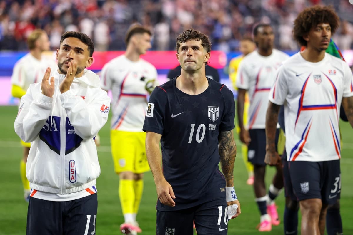 Cristian Roldán (15) y Christian Pulisic (10), de Estados Unidos, reaccionan tras el partido del Grupo D de la Copa Mundial de la FIFA 2026 entre Turquía y Estados Unidos, disputado en el Estadio de Los Ángeles, en Inglewood, California, el 25 de junio de 2026. (Emilee Chinn/Getty Images)