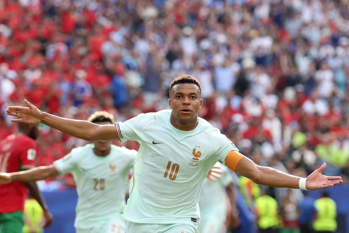 El delantero francés Kylian Mbappé celebra al anotar el primer gol de su equipo durante el partido de cuartos de final del Mundial de fútbol de 2026 entre Francia y Marruecos en el Boston Stadium de Foxborough, Massachusetts, el 9 de julio de 2026. (Odd Andersen/AFP vía Getty Images)