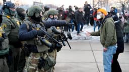Portales de rastreo contra el ICE ponen en riesgo a los agentes federales: advierte DHS