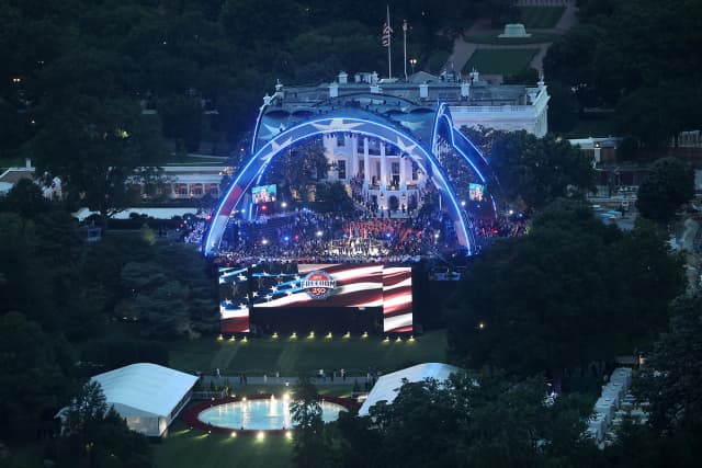 La pelea UFC Freedom 250 en el jardín sur de la Casa Blanca se ve desde lo alto del Monumento a Washington en Washington el 14 de junio de 2026. (Win McNamee/Getty Images).