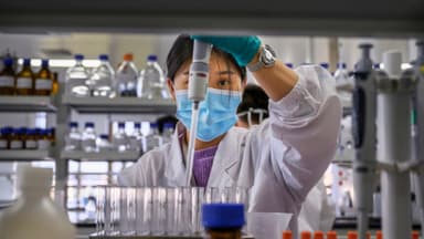 Presuntos daños causados por vacuna contra COVID-19 siguen sin respuesta, dicen médicos y familias chinas