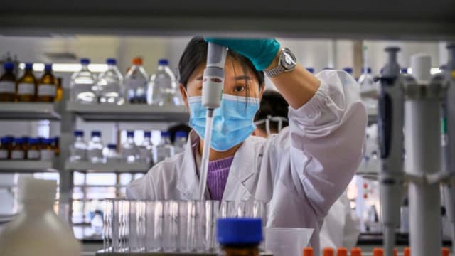 Presuntos daños causados por vacuna contra COVID-19 siguen sin respuesta, dicen médicos y familias chinas