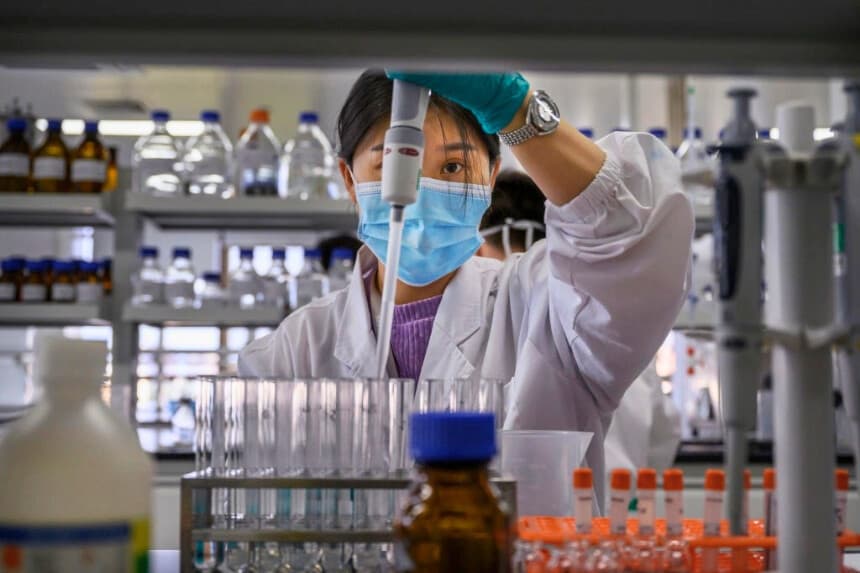 Presuntos daños causados por vacuna contra COVID-19 siguen sin respuesta, dicen médicos y familias chinas