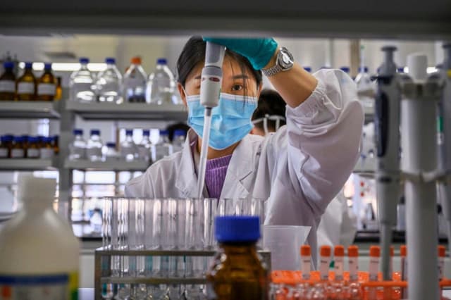 Presuntos daños causados por vacuna contra COVID-19 siguen sin respuesta, dicen médicos y familias chinas