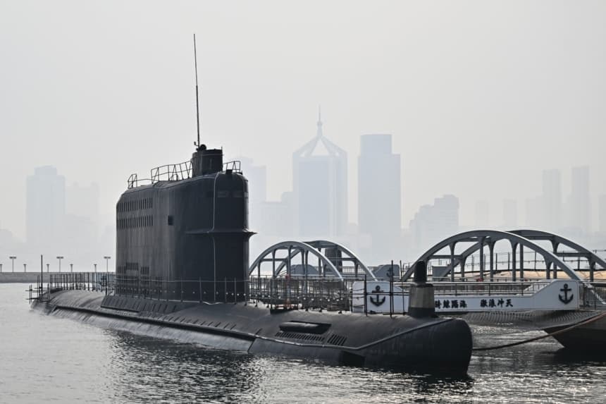 Un submarino está amarrado durante una visita de los medios de comunicación al Museo Naval del Ejército Popular de Liberación (EPL) en Qingdao, en la provincia oriental de Shandong, China, el 25 de junio de 2025. (Pedro Pardo/AFP vía Getty Images)