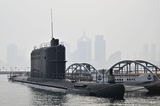 Un submarino está amarrado durante una visita de los medios de comunicación al Museo Naval del Ejército Popular de Liberación (EPL) en Qingdao, en la provincia oriental de Shandong, China, el 25 de junio de 2025. (Pedro Pardo/AFP vía Getty Images)