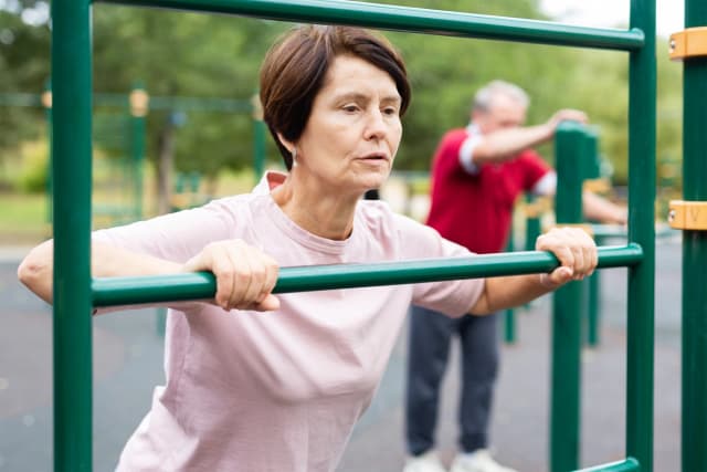 Tan solo 4 minutos de ejercicio diario mejoraron la funcionalidad en adultos mayores. (Caftor/Shutterstock).