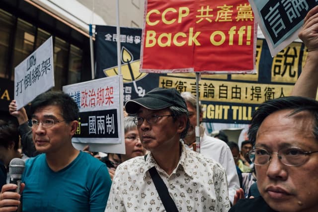 El librero de Hong Kong Lam Wing-Kee (C) participa en una protesta en Hong Kong el 18 de junio de 2016. (Anthony Kwan/Getty Images)