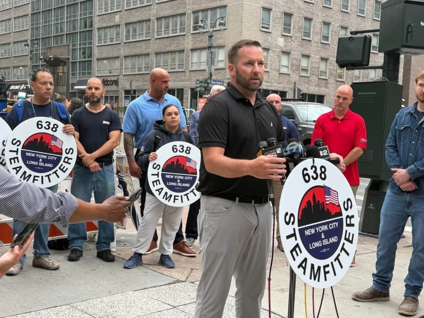 Cliff Johnsen, agente comercial del Sindicato de Instaladores de Tuberías de Vapor Local 638, en la esquina de la calle 42 y Park Avenue, en la ciudad de Nueva York, el 9 de julio de 2026. (Juliette Fairley/The Epoch Times)