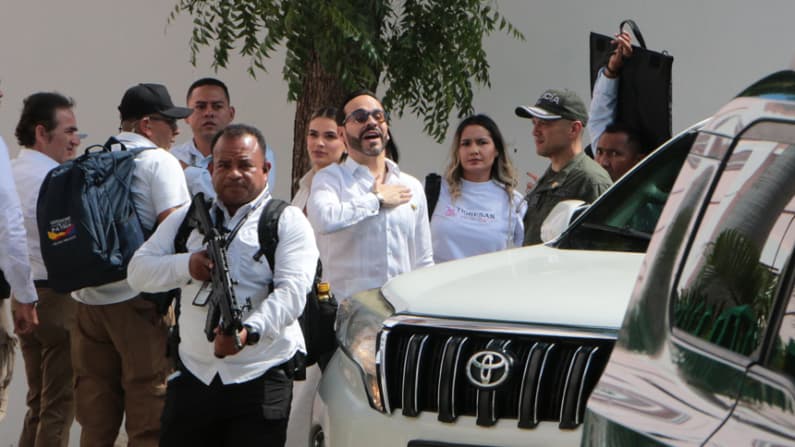 El Ministerio de Defensa promete respetar el relevo presidencial de De la Espriella