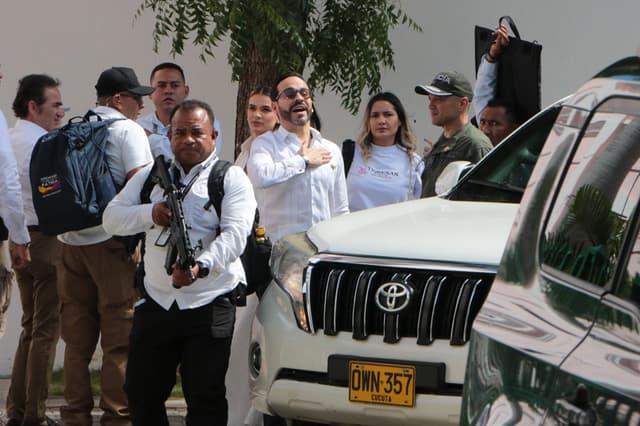 El presidente electo de Colombia, Abelardo de la Espriella (c), saluda a su llegada este miércoles a Cúcuta, Norte de Santander, Colombia. De la Espriella lidera en Cúcuta, la primera reunión con autoridades regionales en un contexto marcado por fricciones con el gobierno nacional saliente durante el periodo de transición del poder. (EFE/ Mario Caicedo)