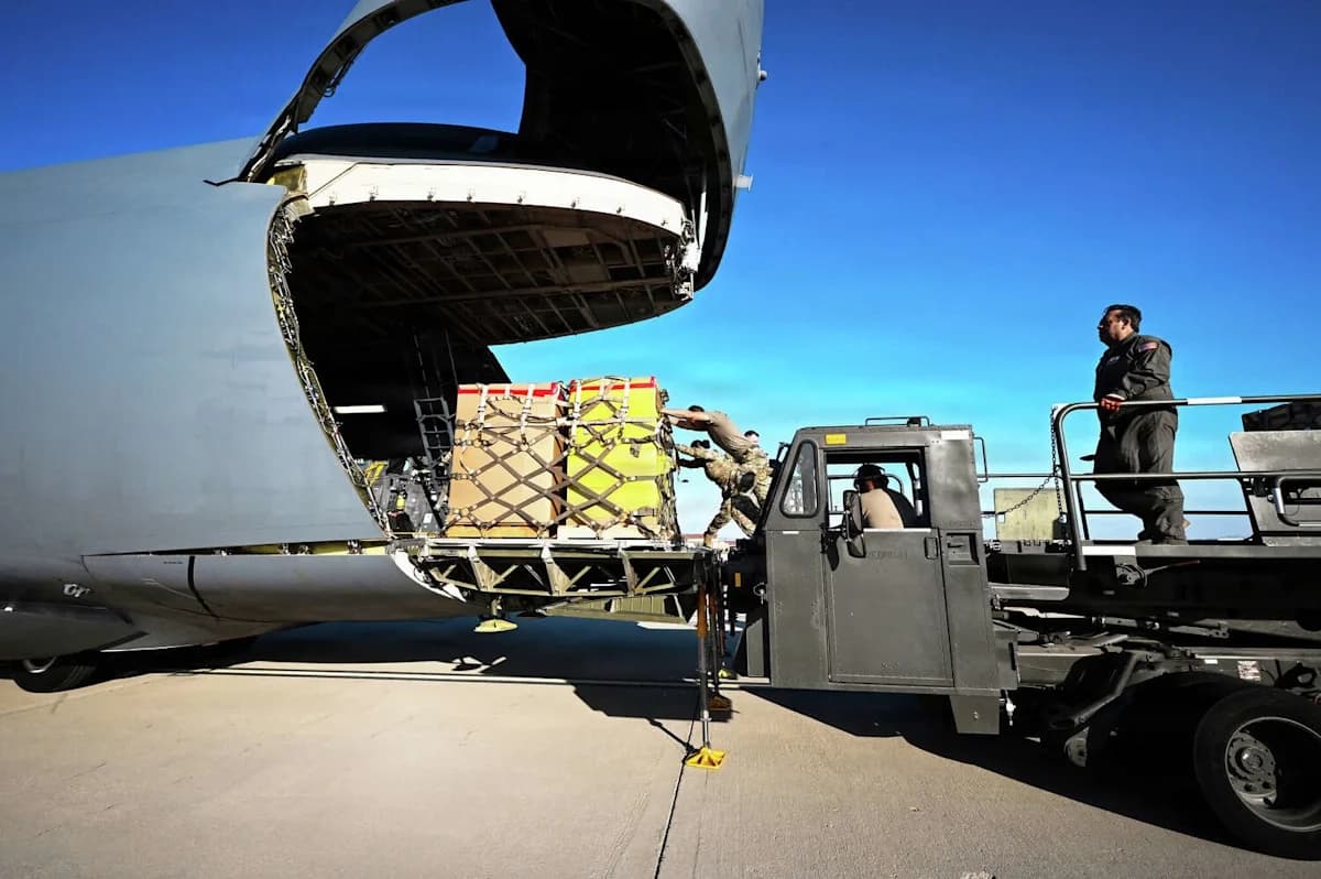 Miembros de la Fuerza Aérea de EE. UU. y personal de la Administración para el Control de Drogas (DEA) cargan paletas con narcóticos peligrosos en un avión C-5M Super Galaxy en la Base Aérea de la Reserva March, en el condado de Riverside, California, el 19 de mayo de 2026. (Aviador superior Joshua Fontenot/Fuerza Aérea de EE. UU.)