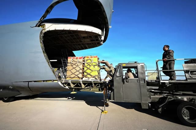 Miembros de la Fuerza Aérea de EE. UU. y personal de la Administración para el Control de Drogas (DEA) cargan paletas con narcóticos peligrosos en un avión C-5M Super Galaxy en la Base Aérea de la Reserva March, en el condado de Riverside, California, el 19 de mayo de 2026. (Aviador superior Joshua Fontenot/Fuerza Aérea de EE. UU.)