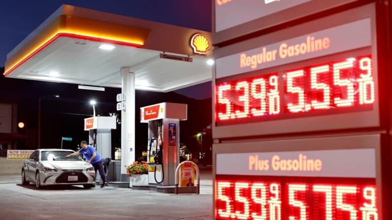 Los precios de la gasolina en EE. UU. vuelven a aumentar, según la AAA