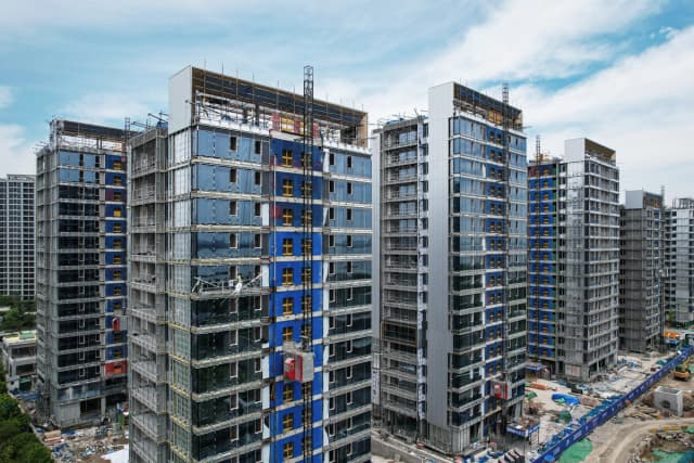 Edificios residenciales en construcción a cargo de la desarrolladora inmobiliaria china Vanke en Hangzhou, provincia de Zhejiang, China, el 9 de mayo de 2024. (STR/AFP vía Getty Images)