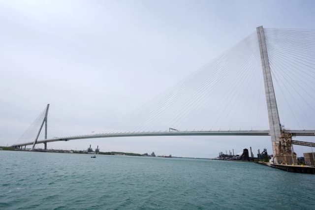 El puente Gordie Howe se muestra en construcción entre Windsor, Ontario y Detroit, el 22 de mayo de 2026. (Foto AP/Paul Sancya, archivo).